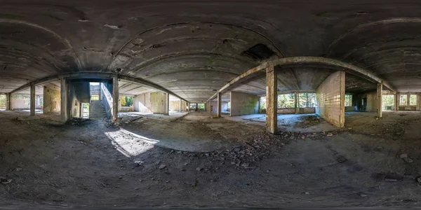 Panorama completo esférico sin costura 360 grados ángulo vista estructuras de hormigón abandonado edificio inacabado. Panorama 360 en proyección equidistante equirectangular, contenido VR AR — Foto de Stock