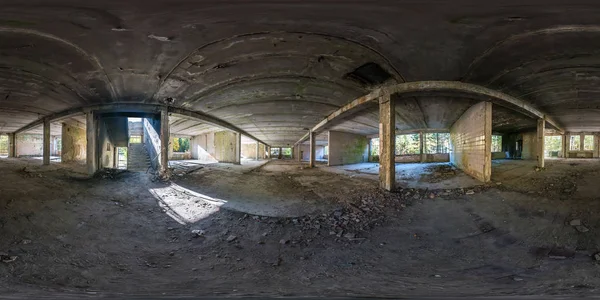 Tam küresel seamless panorama 360 derece açı görünümü beton yapılar bitmemiş binayı terk etti. eşit aralıklı dikdörtgen eşit uzaklıkta projeksiyon, Vr Ar içerik 360 panorama
