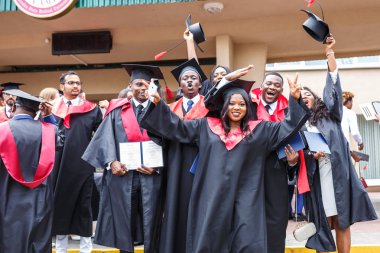Grodno, Belarus - Haziran, 2018: Mutlu yabancı Afrika tıp öğrencileri kare akademik mezuniyet kapaklar ve bitirdikten sonra başlama diploms ile sırasında siyah trençkotlar çalışmalar