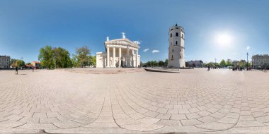 Vilnius, Litvanya - Mayıs, 2019: Equirectangular projeksiyon, Vr Ar içerik kilise ve kule ile eski kentin merkezi meydanında tam küresel dikişsiz panorama 360 derece açı