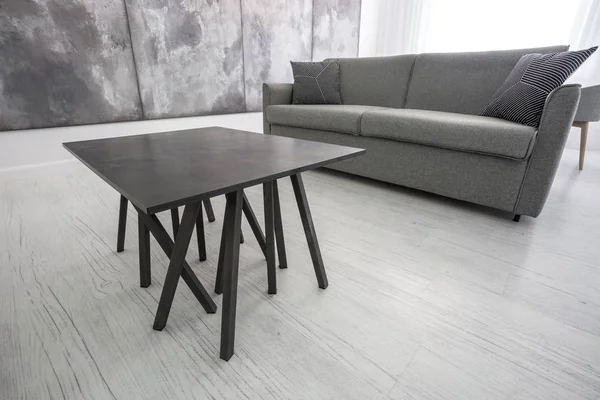 Minsk, Beyaz Rusya - 21 Kasım 2016: kanepe ve masa ile gri tarzı tasarım lüks salon iç loft düz