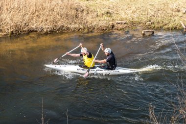 Grodno, Belarus-Nisan, 2019: Kano serbest rekabet hızlı soğuk su nehir şiddetle kürek, zafer ruhu