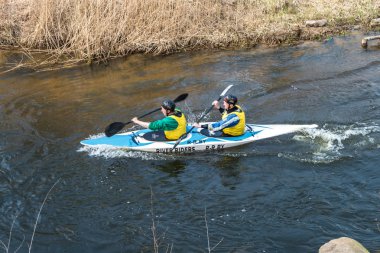 Grodno, Belarus-Nisan, 2019: Kano serbest rekabet hızlı soğuk su nehir şiddetle kürek, zafer ruhu