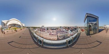 Grodno, Beyaz Rusya - Ağustos, 2018: equirectangular projeksiyon eski şehir bakan binanın çatısında gölgelik altında kafede tam sorunsuz küresel hdri panorama 360 derece açı görünümü. vr ar içeriği