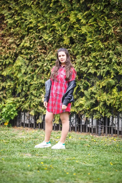 Ekose gömlek ve deri ceket güzel şık artı boyutu model çocuk kız yakın portre — Stok fotoğraf