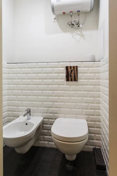 Toilet en detail van een douchehoek bidet met muurbeugel — Stockfoto