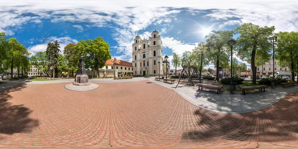 Vilnius, Litva-květen, 2019: plné sférické bezproblémové panoráma 360 stupňů na centrálním náměstí starého města s kostelem a věží v Rovníkové projekci, obsah VR ar — Stock fotografie