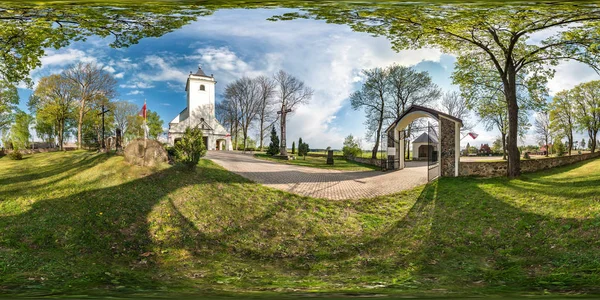 SOKULKA, โปแลนด์ - พฤษภาคม 2019: วิวมุมมอง 360 องศาเต็มรูปแบบไร้รอยต่อในเมืองเก่าที่มีโบสถ์สถาปัตยกรรมสไตล์ยุคกลางที่สวยงามในการฉายภาพทรงกลมสี่เหลี่ยมผืนผ้า เนื้อหา vr — ภาพถ่ายสต็อก