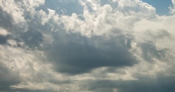 Timelapse Clip Van Verschillende Pluizige Krullend Rollende Wolk Lagen Winderig — Stockvideo