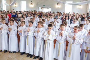 Grodno, Beyaz Rusya - Mayıs 2019: Katolik Kilisesi'ndeki küçük çocuklar ilk eucharist komünyonu bekliyor. Beyaz elbiseli küçük melekler