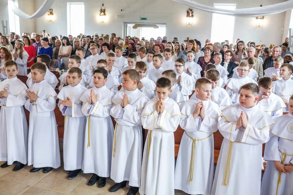 GRODNO, BELARUS - MAIO 2019: As crianças na Igreja Católica esperam a primeira comunhão eucarística. Pequenos anjos em roupas brancas — Fotografia de Stock