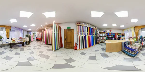 MINSK, BELARUS - MAI 2018 : Panorama complet sphérique sans couture hdri 360 degrés à l'intérieur de la boutique avec étagères tissus d'élite textiles de différentes couleurs en projection équirectangulaire, contenu VR — Photo