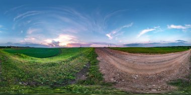 tam sorunsuz küresel hdri panorama 360 derece açı görünümü equirectangular projeksiyon, hazır Vr Ar sanal gerçeklik içeriği harika bulutlar ile yaz akşamı gün batımında alanlar arasında çakıl yolda