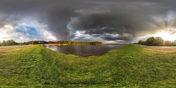 完全无缝的球形 hdri 全景 360 度角度视图在湖岸傍晚与黑色云在等矩形投影,准备 Vr 虚拟现实内容 — 图库照片