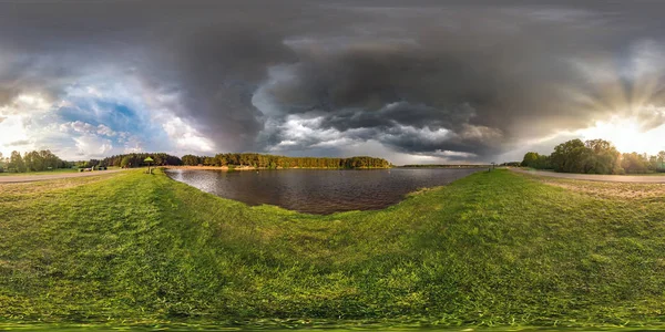 tam Dikişsiz küresel HDRI Panoraması 360 derece açı görünümü, gece gölün kıyısında Equirectangular projeksiyon Siyah bulutlar ile fırtına önce, hazır VR sanal gerçeklik içeriği