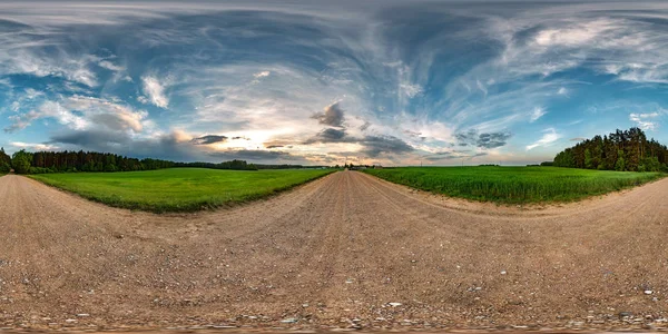 Fullständig sömlös sfäriska HDRI Panorama 360 grader vinkel syn på grusvägen bland fält i sommarkväll solnedgång med awesome moln i equirektangulär projektion, redo VR AR virtuell verklighet innehåll — Stockfoto