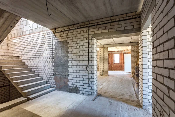 Empty interior in house without repair with white silicate brick walls — Stock Photo, Image