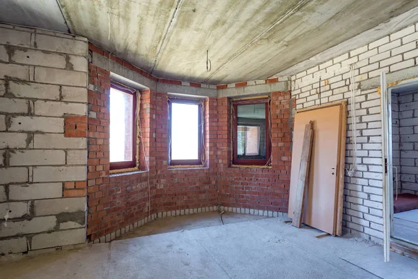 Empty interior in house without repair with white silicate brick walls — Stock Photo, Image