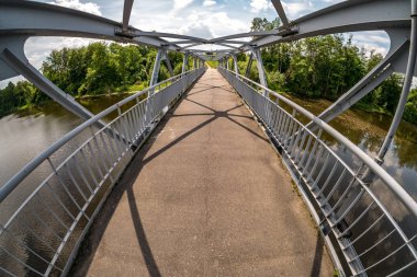 nehir üzerinde yaya köprüsü demir çelik çerçeve inşaat. geniş açı görünümü