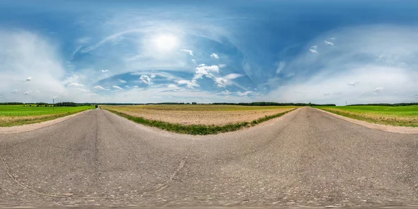 Volledig naadloos sferisch HDRI Panorama 360 graden hoek weergave op asfalt weg tussen velden in zomerdag met geweldige wolken in een rechthoekige projectie, klaar voor VR AR Virtual Reality-content — Stockfoto