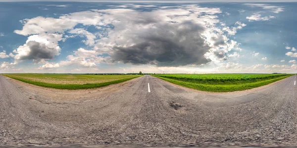 Panorama hdri esférico sin costuras completo 360 grados ángulo de visión en carretera de asfalto entre los campos en el día de verano con nubes impresionantes en proyección equirectangular, listo para VR AR contenido de realidad virtual —  Fotos de Stock