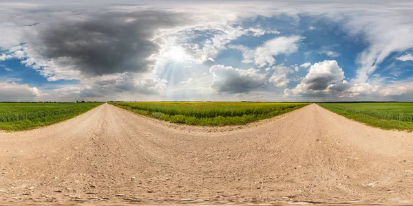 Panorama hdri esférico sin costura completa 360 grados ángulo vista en la carretera de grava entre los campos en el día de verano con nubes impresionantes antes de la tormenta en proyección equirectangular, para contenido de realidad virtual VR AR — Foto de Stock