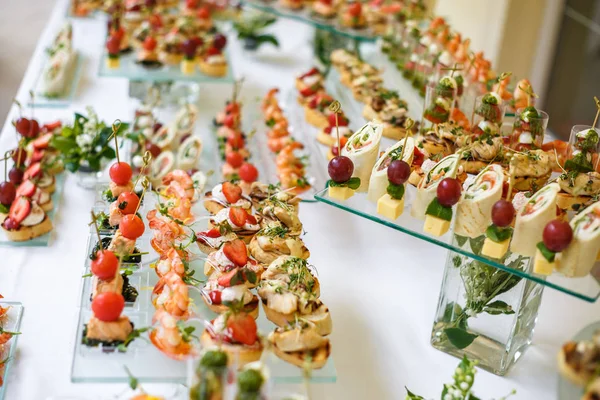 Restauration. Nourriture hors site. Buffet avec diverses canapés, sandwichs, hamburgers et snacks . — Photo