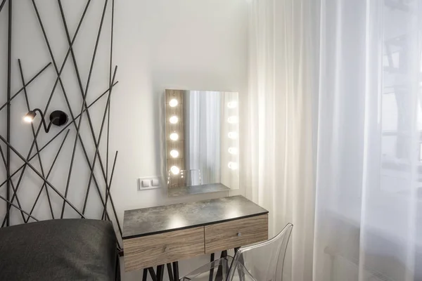 MINSK, BELARUS - Enero, 2019: mesita de noche con espejo y lámparas led en el interior del dormitorio moderno en loft plano en estilo de color claro de apartamentos caros —  Fotos de Stock