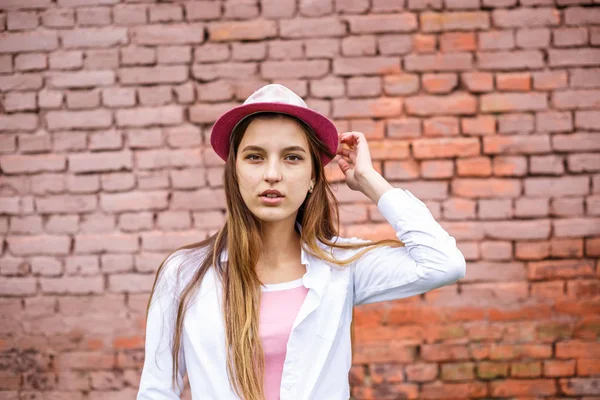 Portrait en gros plan de belle fille élégante enfant en chapeau près de rose — Photo