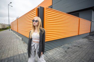 çizgili ja sevimli gülümseyen küçük model kız closeup portre