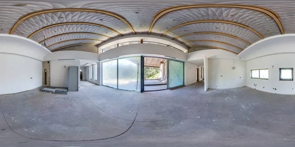 Üres szoba javítás nélkül. teljes zökkenőmentes gömb HDRI panoráma 360 fok szögben kilátás belsejében fehér tetőtéri szoba panoráma ablakok equitéglalap vetítés. A VR AR-tartalom készen áll — Stock Fotó