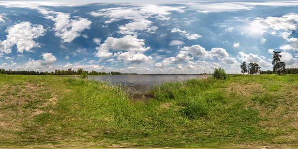 Полная бесшовная сферическая панорама hdri 360 градусов угол зрения на травяном побережье огромного озера или реки в солнечный летний день и ветреная погода с красивыми облаками в равноугольной проекции, содержание VR — стоковое фото