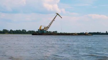 Gölde kum ekstraksiyon madenciliği için taş ocağı büyük kazıcı