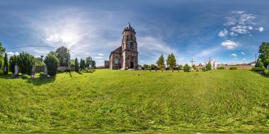 Equirectangular küresel projeksiyon küçük bir köyde güzel dekoratif ortaçağ neo gotik tarzı mimarisi kilisenin Tam sorunsuz hdri panorama 360 derece açı görünümü cephe. vr içeriği
