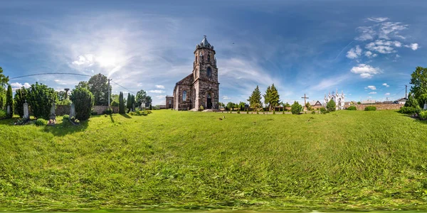Πλήρης απρόσκοπτη HDRI πανόραμα 360 μοίρες γωνία θέα πρόσοψη της εκκλησίας σε όμορφη διακοσμητική μεσαιωνική νεογοτθική αρχιτεκτονική στυλ σε μικρό χωριό σε ισοορθογώνια σφαιρική προβολή. περιεχόμενο εικονικής πραγματικότητας — Φωτογραφία Αρχείου