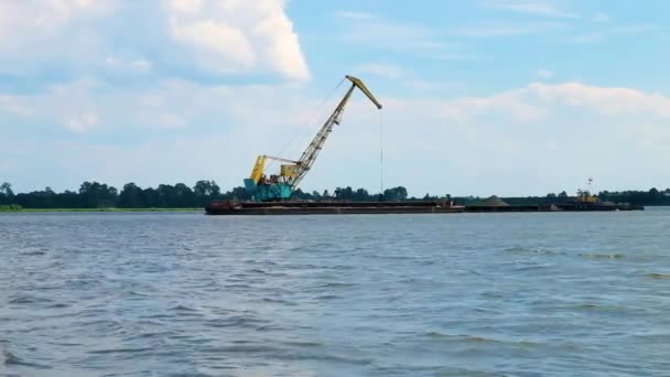 Olbrzymi Koparka Kamieniołomie Wydobywania Piasku Jeziorze — Wideo stockowe