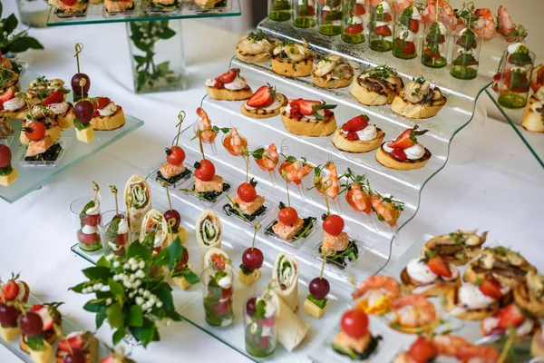 Catering. Off-site eten. Buffet tafel met diverse hapjes, sandwiches, hamburgers en snacks. — Stockfoto