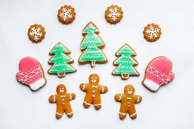 Yıldız şeklinde el yapımı şenlikli zencefilli kurabiye, kar taneleri, insanlar, çorap, personel, eldivenler, Noel ağaçları, xmas ve beyaz kağıt arka plan üzerinde yeni yıl tatili için kalpler