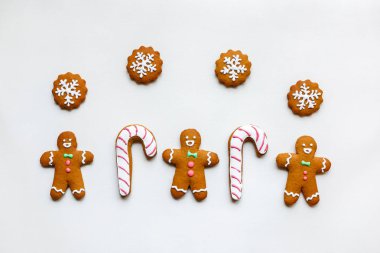 Yıldız şeklinde el yapımı şenlikli zencefilli kurabiye, kar taneleri, insanlar, çorap, personel, eldivenler, Noel ağaçları, xmas ve beyaz kağıt arka plan üzerinde yeni yıl tatili için kalpler