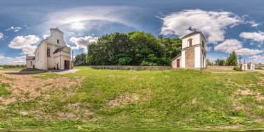 Tam Dikişsiz HDRI Panorama 360 derece açı görünüm cephe kilise dekoratif Ortaçağ Gotik ve Barok tarzı mimarisi wirh çan kule equirectanguler küresel projeksiyon. VR içeriği
