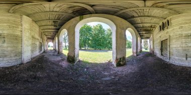 tam Dikişsiz küresel HDRI Panorama 360 derece açı görünüm yakın ahşap terk edilmiş çiftlik ahır bina Equirectangular projeksiyon sütunları ile, VR ar sanal gerçeklik içeriği