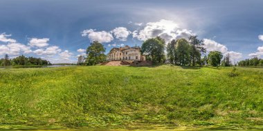 tam Dikişsiz küresel HDRI Panorama 360 derece açı görünüm yakın taş terkedilmiş yıkık saray ve Park kompleksi Equirectangular projeksiyon, VR ar sanal gerçeklik içeriği