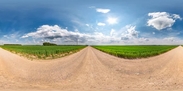 tam sorunsuz küresel hdri panorama 360 derece açı görünümü yaz aylarında equirectangular projeksiyon fırtına önce müthiş bulutlar ile tarlalar arasında çakıl yolda, Vr Ar sanal gerçeklik içeriği için