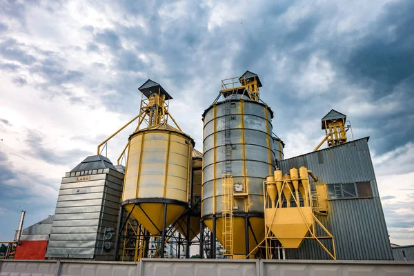 Agro-processing plant for processing and silos for drying cleaning and storage of agricultural products, flour, cereals and grain with beautiful clouds — Stock Photo, Image