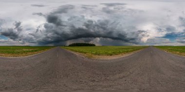 Tam dikişsiz küresel hdr panorama 360 derecelik açı manzarası asfalt yolda akşam saatlerinde muhteşem siyah bulutlar eşdikdörtgen projeksiyonda, VR AR sanal gerçeklik içeriği