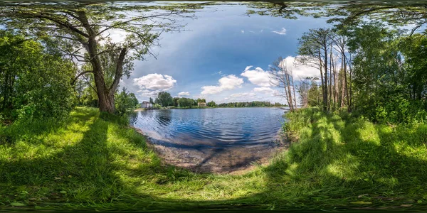 Πλήρη χωρίς συγκόλληση σφαιρικό HDRI πανόραμα 360 μοίρες θέα γωνία στο χείλος του ευρέος ποταμού σε φυλλοβόλο δάσος στην ηλιόλουστη θερινή ημέρα σε ισοορθογώνια προβολή, έτοιμο για το περιεχόμενο εικονικής πραγματικότητας AR VR — Φωτογραφία Αρχείου