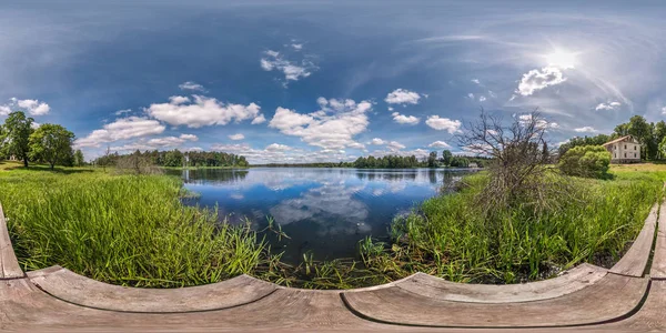 Completo sin costuras esférico hdri panorama 360 grados ángulo de vista en el muelle de madera de enorme lago o río en el día de verano soleado y el tiempo ventoso con hermosas nubes en proyección equirectangular, contenido de VR — Foto de Stock