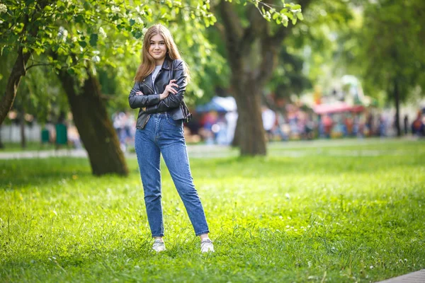 Retrato de niña hermosa y elegante en el parque de la ciudad en el fondo verde del bosque —  Fotos de Stock