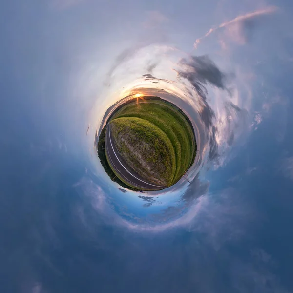 Malá planetická transformace sférického panoramatu 360 stupňů. — Stock fotografie