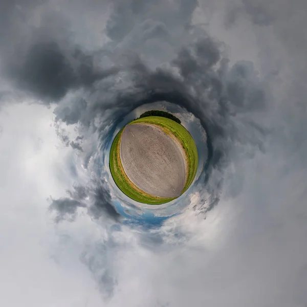 小さな惑星球形パノラマ360度。球状の空中V — ストック写真